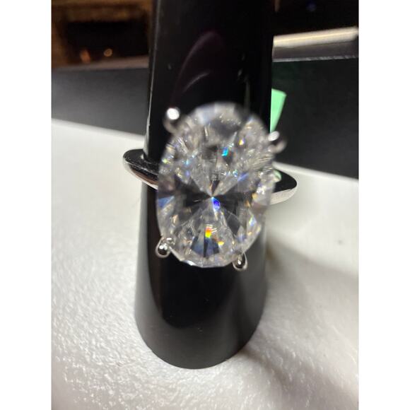 4CT Oval Solitaire Sterling Silver Ring size 9 - Picture 2 of 2